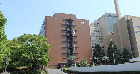 川崎医科大学校舎棟正面